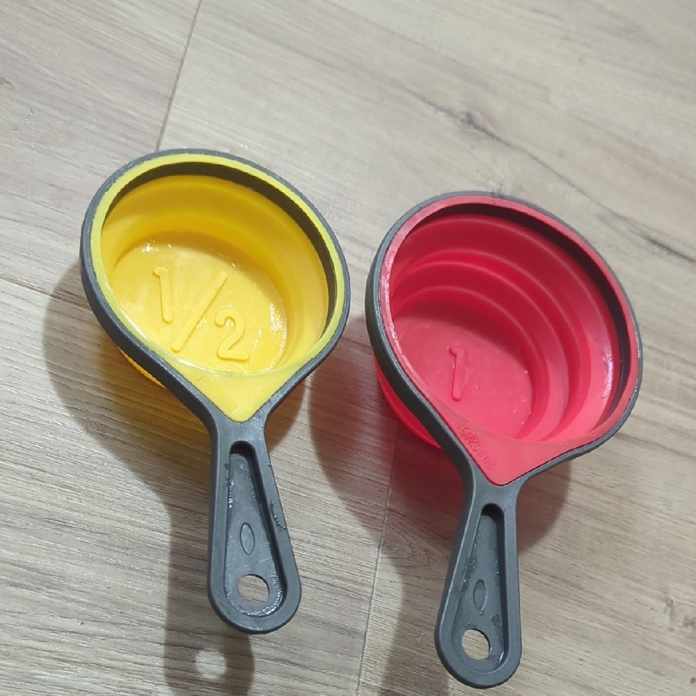 Yellow and Red Measuring Cups